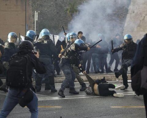 Polícia Italiana ataca manifestante pro-palestina