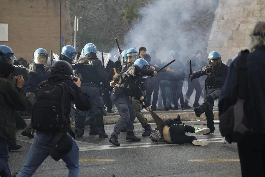 Polícia Italiana ataca manifestante pro-palestina