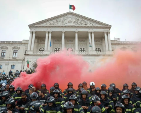 Bombeiros Sapadores em manifestação em frente à Assembleia da República