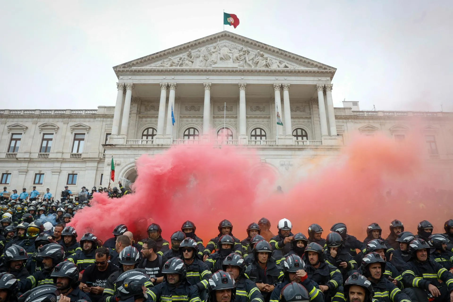 Bombeiros Sapadores em manifestação em frente à Assembleia da República