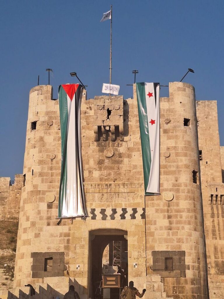 Bandeira da Palestina hasteada em Aleppo, Síria