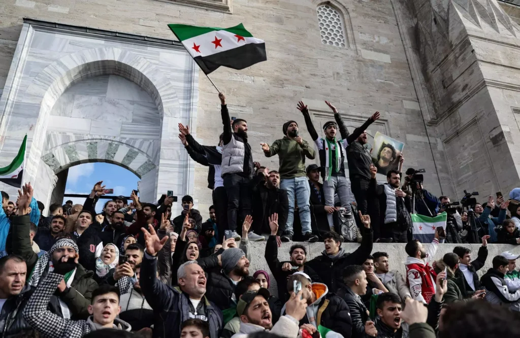 Povo sírio celebra queda do regime de Assad