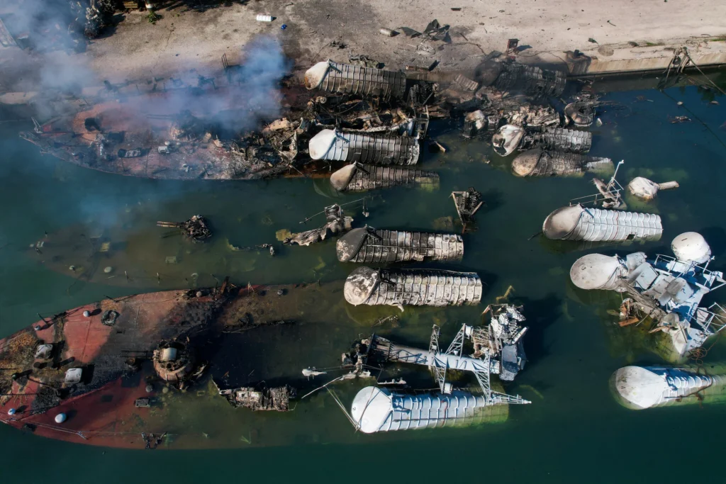 Barcos da frota naval síria no porto de Latakia destruídos pelos bombardeamentos de Israel