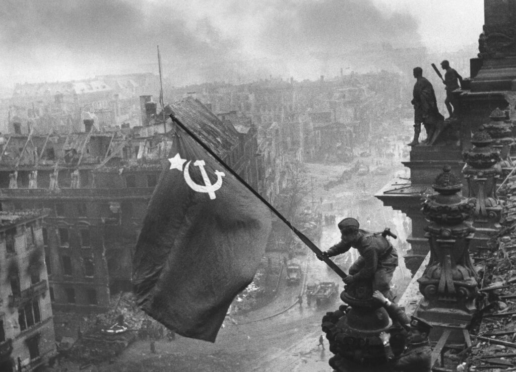 Erguendo a bandeira da Vitória sobre o Reichstag de Yevgeny Khaldei