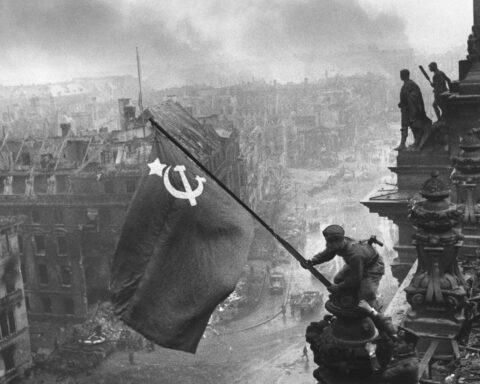 Erguendo a bandeira da Vitória sobre o Reichstag de Yevgeny Khaldei