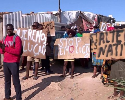 Moradores do bairro do Talude em protesto contra a demolição.