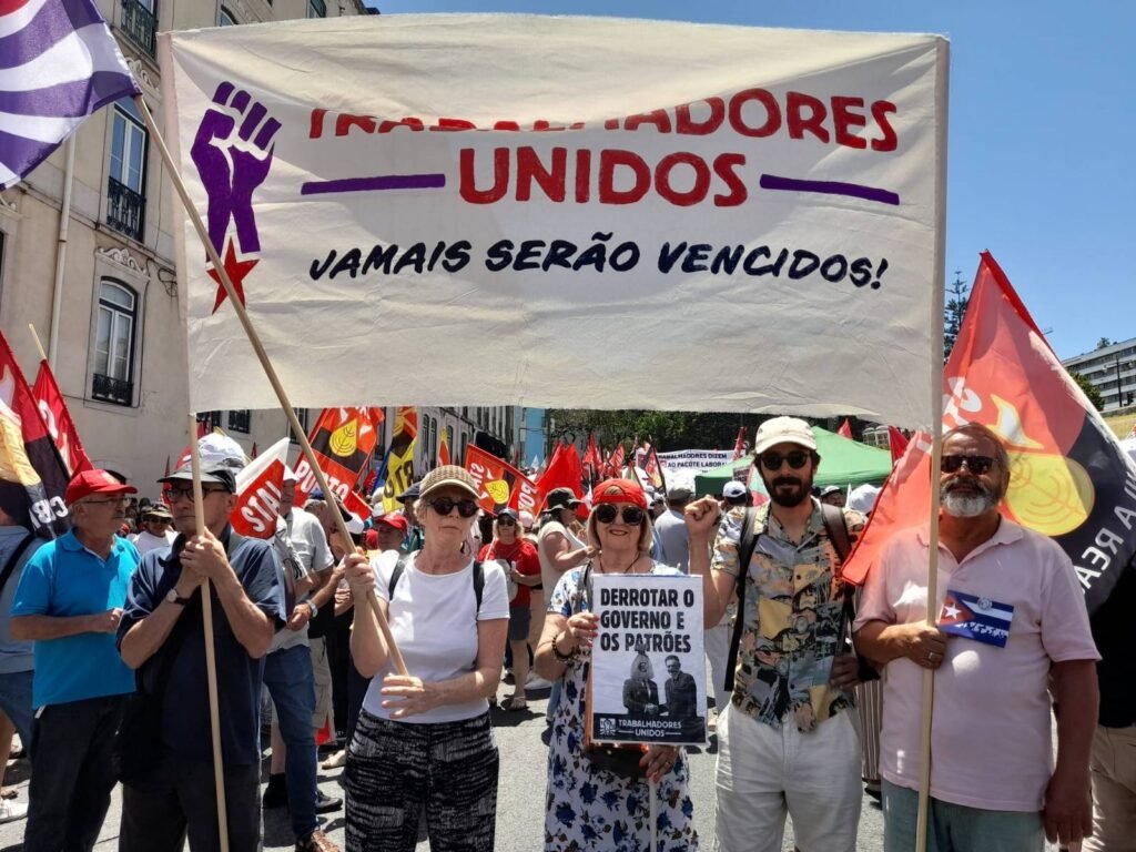 militantes do Trabalhadores Unidos em manifestação à porta da Assembleia da República contra o Pacote Laboral