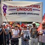 militantes do Trabalhadores Unidos em manifestação à porta da Assembleia da República contra o Pacote Laboral