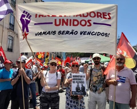 militantes do Trabalhadores Unidos em manifestação à porta da Assembleia da República contra o Pacote Laboral