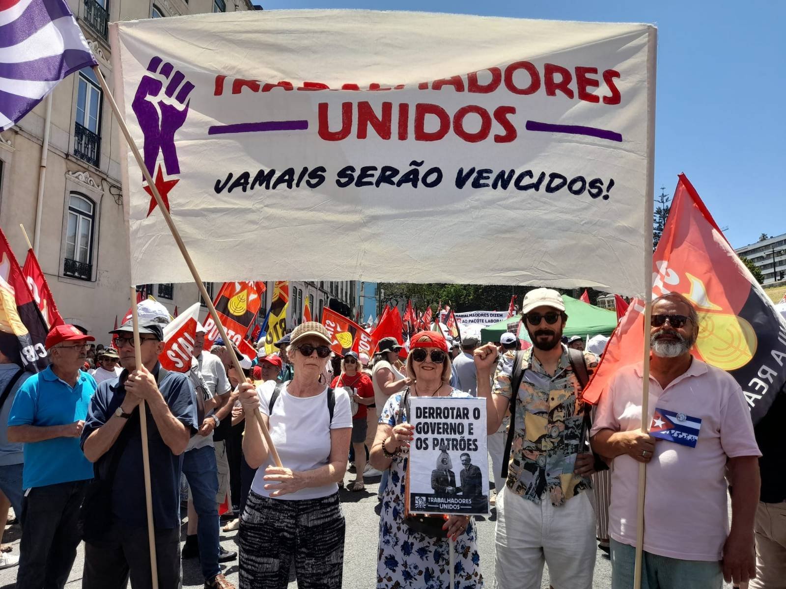 militantes do Trabalhadores Unidos em manifestação à porta da Assembleia da República contra o Pacote Laboral